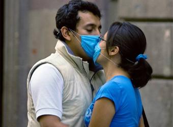20090428024746-pareja-mascarillas-mexico-df.jpg